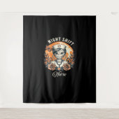 ナイトシフトナースミームハロウィンヘルスケアフローラ タペストリー (正面)