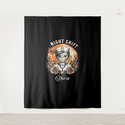 ナイトシフトナースミームハロウィンヘルスケアフローラ タペストリー (正面)