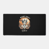 ナイトシフトナースミームハロウィンヘルスケアフローラ デスクマット (正面)