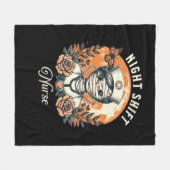 ナイトシフトナースミームハロウィンヘルスケアフローラ フリースブランケット (正面(横))