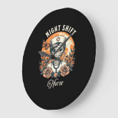 ナイトシフトナースミームハロウィンヘルスケアフローラ ラージ壁時計 (傾斜)