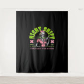 ナイトシフトナース – 全国ナース週間ギフトアイディア タペストリー (正面)