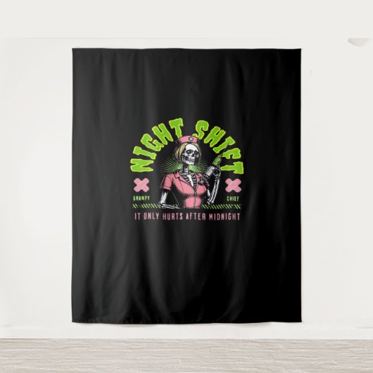 ナイトシフトナース – 全国ナース週間ギフトアイディア タペストリー (正面)