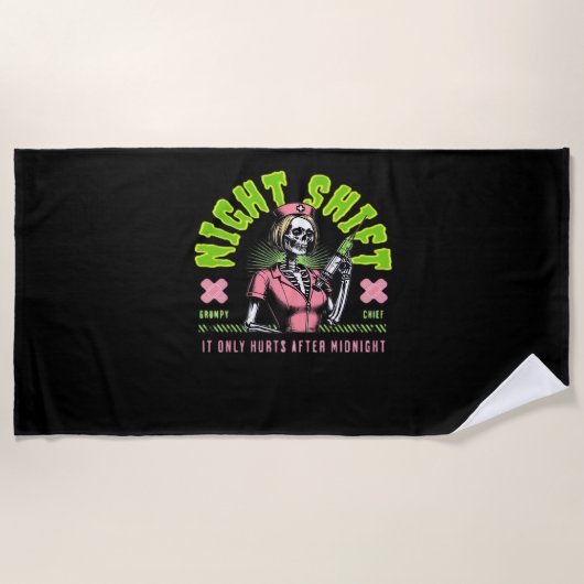 ナイトシフトナース – 全国ナース週間ギフトアイディア ビーチタオル (正面)