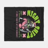 ナイトシフトナース – 全国ナース週間ギフトアイディア フリースブランケット (正面(横))