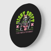 ナイトシフトナース – 全国ナース週間ギフトアイディア ラージ壁時計 (傾斜)