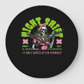 ナイトシフトナース – 全国ナース週間ギフトアイディア ラージ壁時計 (正面)