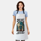 ナイトシフト看護師魔女レトロハロウィンTシャツ エプロン (着用した状態)