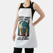 ナイトシフト看護師魔女レトロハロウィンTシャツ エプロン (インサイチュ)
