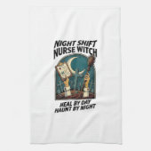 ナイトシフト看護師魔女レトロハロウィンTシャツ キッチンタオル (縦)