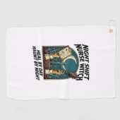 ナイトシフト看護師魔女レトロハロウィンTシャツ ゴルフタオル (横)