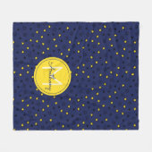 ナイトスカイかわいい星オンネイビーブルーパターンモノグラム フリースブランケット (正面(横))