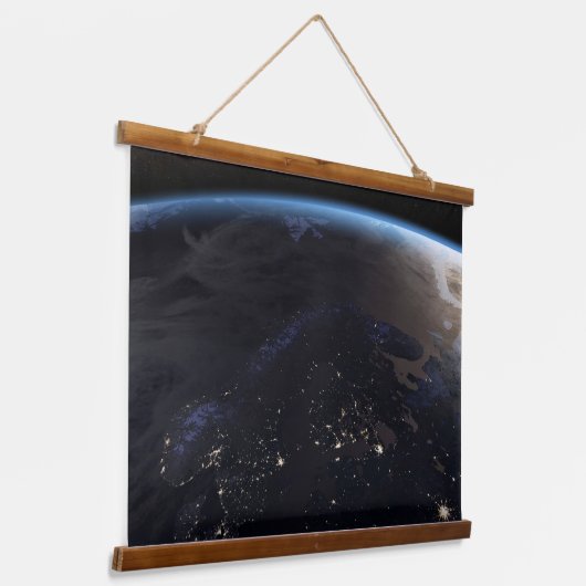 ナイトタイムファーノーザンヨーロッパ 吊り下げ型タペストリー (傾斜あり)