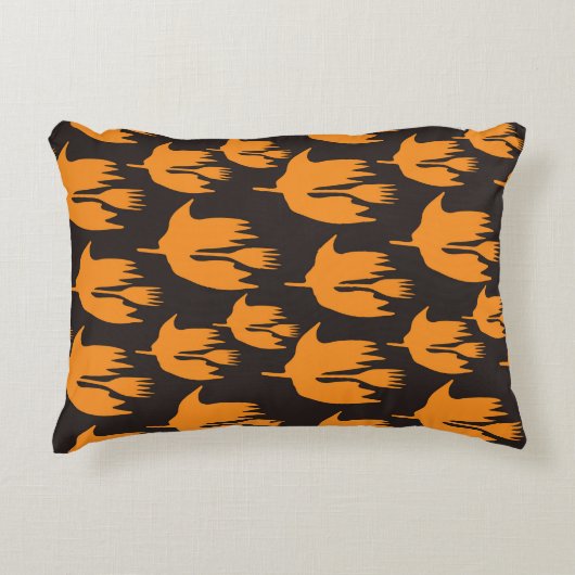 ナイトタイムブルームライド – シームレスなハロウィーンパターン アクセントクッション (正面)