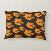 ナイトタイムブルームライド – シームレスなハロウィーンパターン アクセントクッション (裏面)