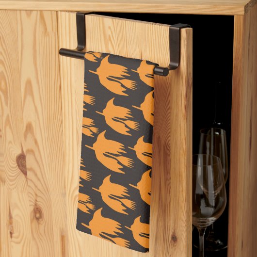 ナイトタイムブルームライド – シームレスなハロウィーンパターン キッチンタオル (三つ折り)