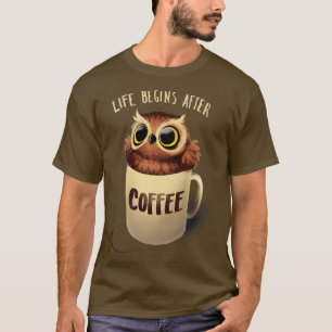 ナイトフクロウふんわりかわいい鳥の朝のコーヒー Tシャツ