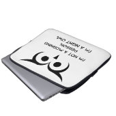 ナイトフクロウ ラップトップスリーブ (正面下部)