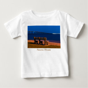 ナイトベンチ招待状に座るベビー幼児Tシャツ ベビーTシャツ