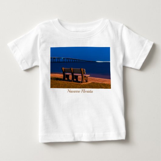 ナイトベンチ招待状に座るベビー幼児Tシャツ ベビーTシャツ (正面)