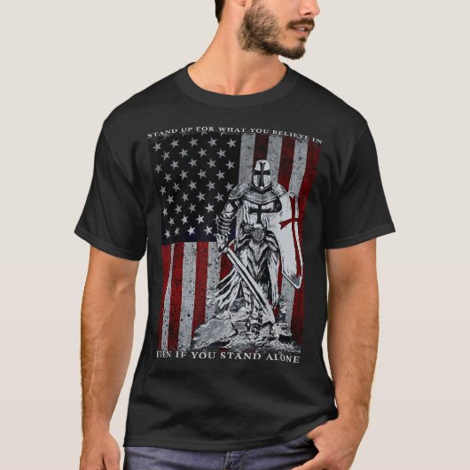 ナイト・テンプラール・アメリカ国旗の十字軍 Tシャツ (正面)