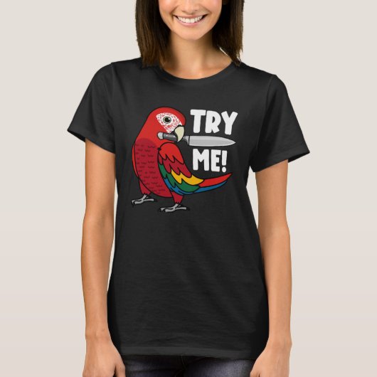 ナイフでオウムを試してみる緋色のマカオ Tシャツ (正面)