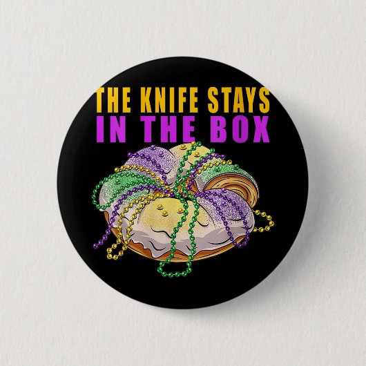 ナイフは箱の中に残る女性マルディグラおもしろい 缶バッジ (正面)