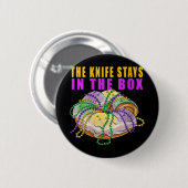 ナイフは箱の中に残る女性マルディグラおもしろい 缶バッジ (正面&裏面)