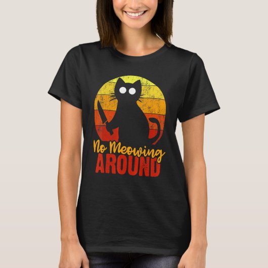 ナイフを持つホラー猫 血まみれの楽しみ まったくもって鳴きやがらない Tシャツ (正面)