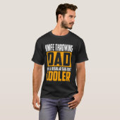 ナイフ投げおやじ - 普通のお父さんみたいだけどよりクール Tシャツ (正面フル)