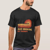 ナイフ製作は私の療法です Tシャツ (正面)