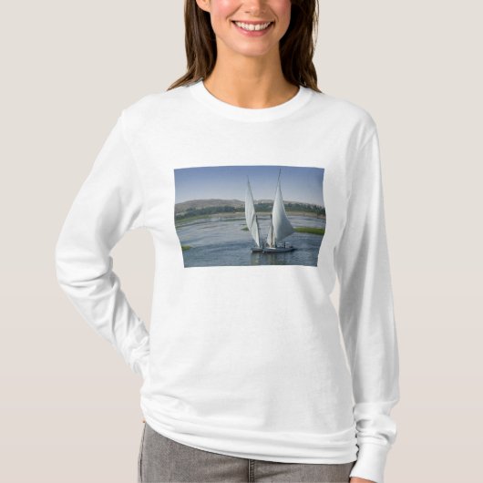 ナイル川と交通手段として使われる帆船 Tシャツ (正面)