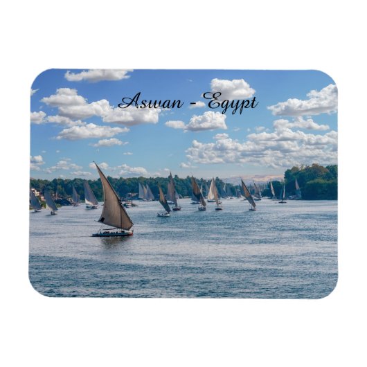 ナイル川に沿って航海するフェルーカス – アスワン,エジプト マグネット (横)