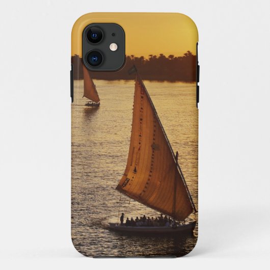 ナイル川の日の入り時の3隻のファルーカと観光客、現代のルクソール、または古代のテーベ Case-Mate iPhoneケース (裏面)