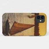 ナイル川の日の入り時の3隻のファルーカと観光客、現代のルクソール、または古代のテーベ Case-Mate iPhoneケース (裏面(横))