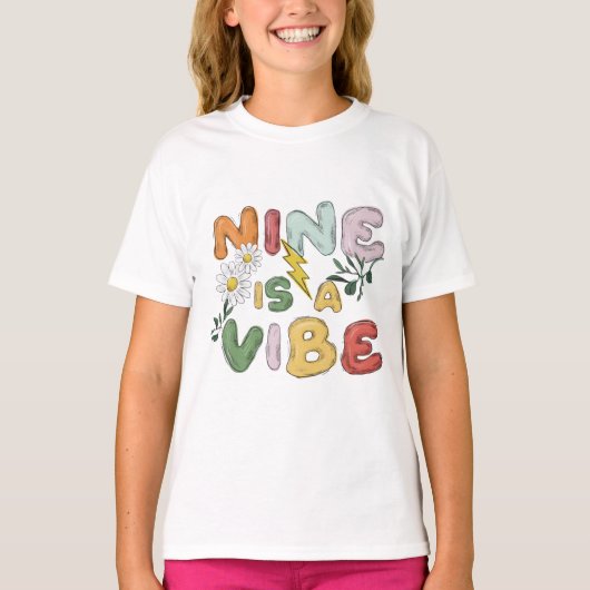 ナインはヴィベ誕生日Tシャツ Tシャツ (正面)