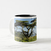 ナクル湖初期の，土道とアカシアの木 ツートーンマグカップ (正面左)