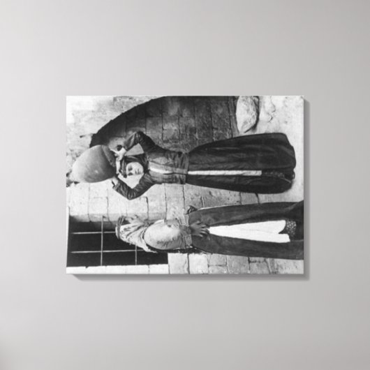 ナザレで水差しを持つクリスチャン・ガールズ キャンバスプリント (正面)