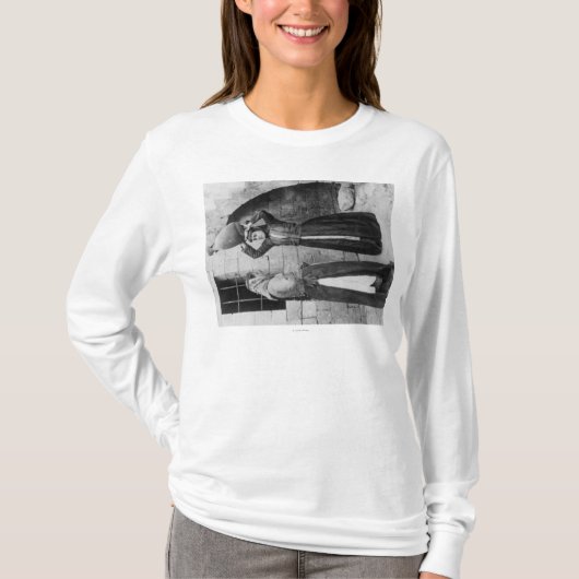 ナザレの水差しを持つキリスト教の女の子 Tシャツ (正面)