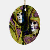 ナシおよびアンティークの赤紫のカーニバルのコスチューム セラミックオーナメント (右)