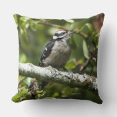 ナシの木に隠れた可愛いウチバドリ クッション (正面)