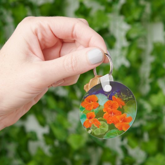 ナスタチウムの花開く - ボタニカルパステル キーホルダー (手)