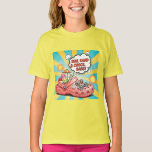 ナタシャ・ユスによるSun, Sand, and Crocs Tシャツ