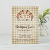 ナチュラルでユーモアのある感謝祭ディナー・ターキー・チェック柄 招待状 (スタンド正面)