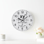 ナチュラルなホワイトウッドの結婚記念日カスタムネーム ラージ壁時計 (ホーム)
