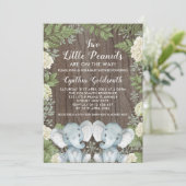 ナチュラルな双子の赤ちゃん象 ニュートラル グリーンのベイビーシャワー 招待状 (スタンド正面)