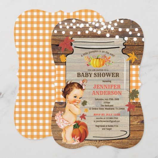 ナチュラルな木製の背景に、秋の葉っぱとパンプキンとメイソンジャーとストリングライトのデザイン、そして 招待状 (正面/裏面)