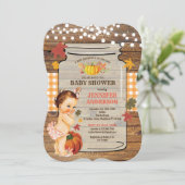 ナチュラルな木製の背景に、秋の葉っぱとパンプキンとメイソンジャーとストリングライトのデザイン、そして 招待状 (スタンド正面)