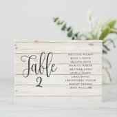 ナチュラルな結婚式の席次表。横長の木製の納屋 招待状 (スタンド正面)