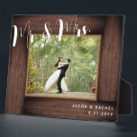 ナチュラルなMr. & Mrs. 現代の結婚式写真フレーム フォトプラーク<br><div class="desc">このデザインは、擬似的な古木の「フレーム」と現代的なスクリプトテキストを特徴としています。テキストを変更する柔軟性を高めるために、カスタマイズボタンをクリックしてください。このデザインのバリエーションや異なる紙の種類、および調整された製品は、当社のショップzazzle.com/store/doodleluluでご覧いただけます。独自のマッチングアイテムを作成するために、このデザインを特定の製品に適用する必要がある場合は、お問い合わせください！ 2 june bugsデザインのDoodleLuluをご覧いただき、誠にありがとうございます！</div>